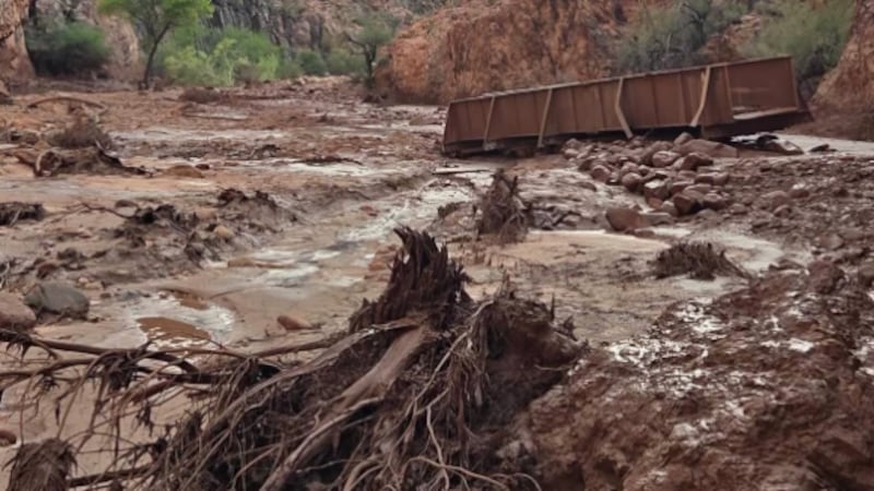 Las inundaciones repentinas arrastran escombros hacia el lago Mead.