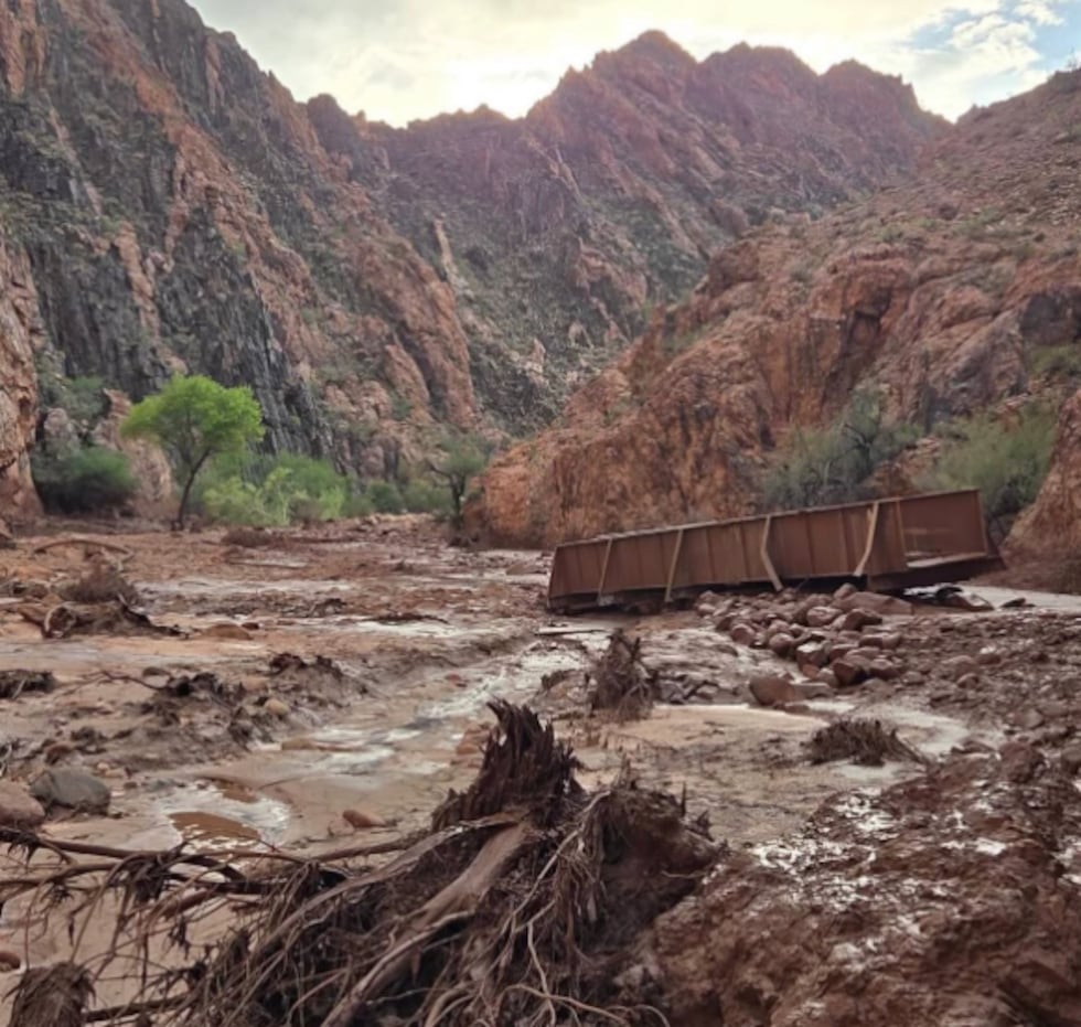 Las inundaciones repentinas arrastran escombros hacia el lago Mead.