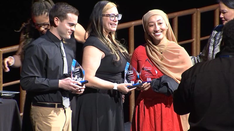 Siete miembros del cuerpo docente y del personal reciben los premios al Educador del Año.