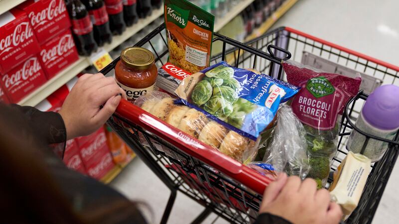 Funcionarios de Trump quieren prohibir la compra de comida chatarra con cupones del gobierno