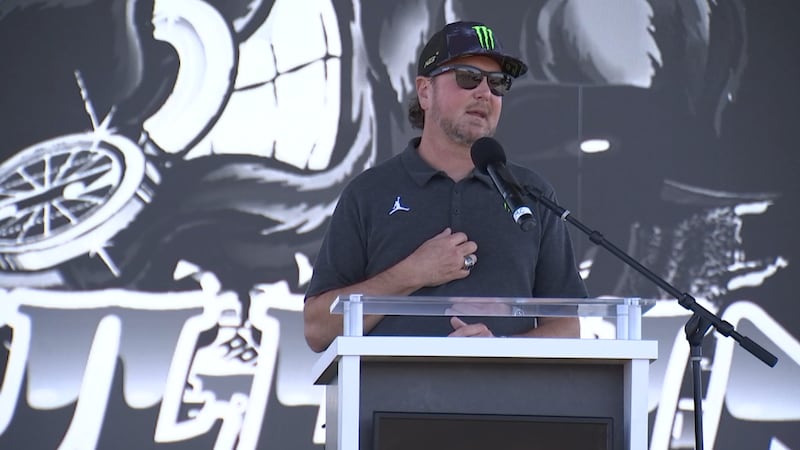 La leyenda del automovilismo y nativo de Las Vegas, Kurt Busch, está ayudando a marcar el...