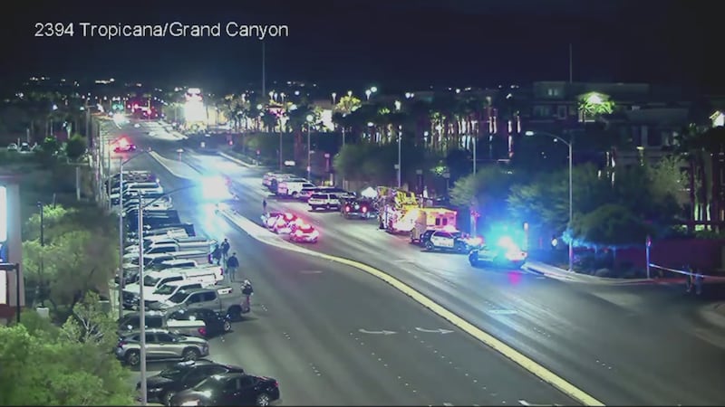 La policía de Las Vegas está atendiendo una situación de atrincheramiento en el suroeste del...