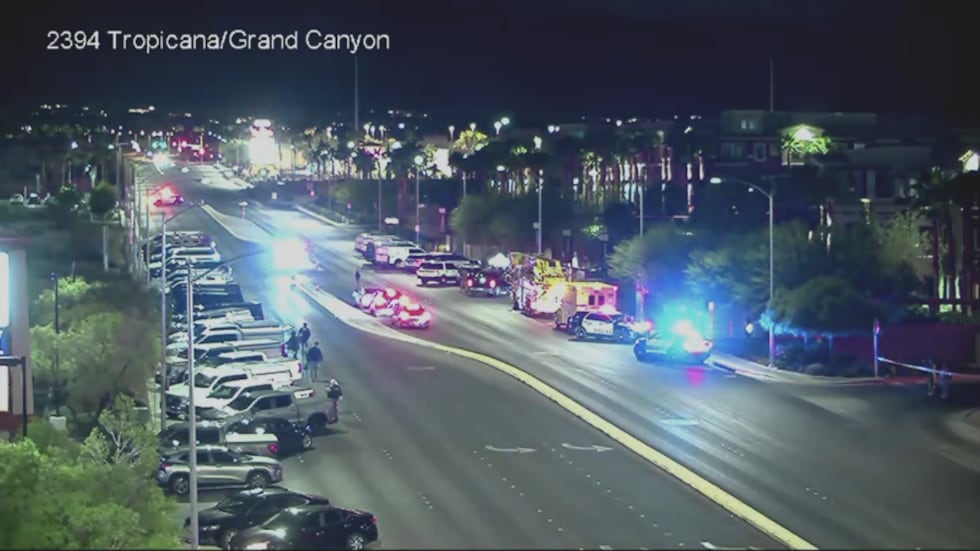La policía de Las Vegas está atendiendo una situación de atrincheramiento en el suroeste del...