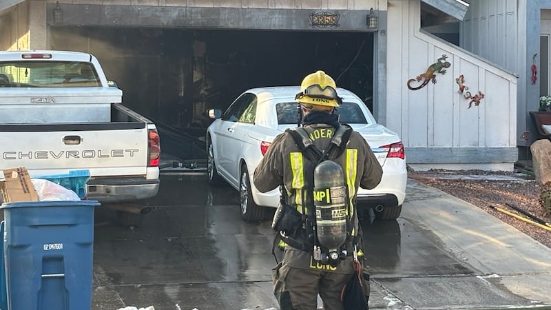 Los bomberos de Henderson acudieron a reportes de un incendio en un garaje cerca de Green...