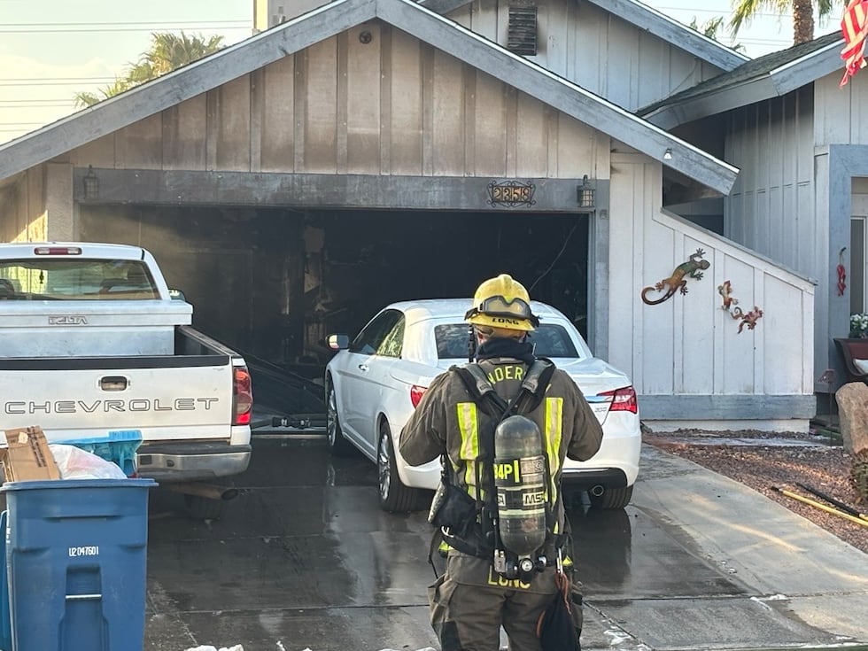 Los bomberos de Henderson acudieron a reportes de un incendio en un garaje cerca de Green...