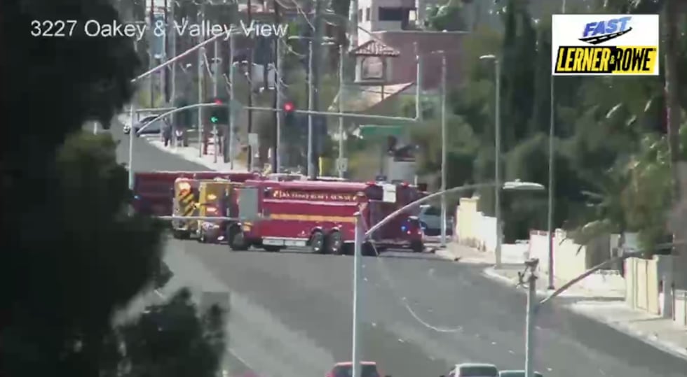 Choque bloquea carriles a lo largo de Oakey, cerca de Arville, en el centro de Las Vegas.