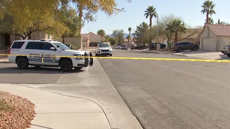 La policía de Henderson está investigando un tiroteo en el que se vio involucrado un agente en...