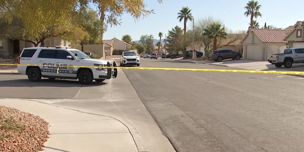 La policía de Henderson está investigando un tiroteo en el que se vio involucrado un agente en...