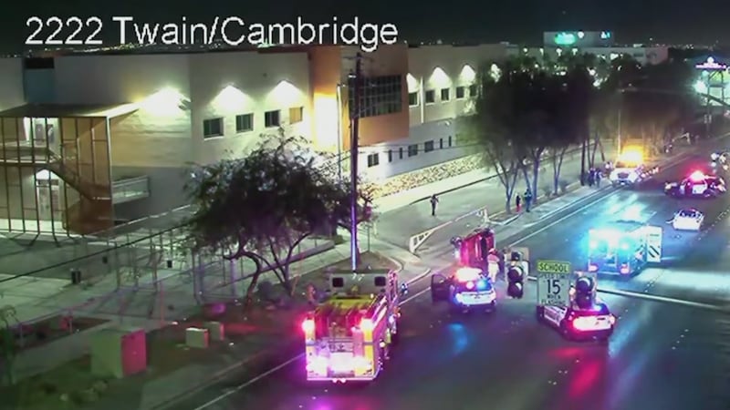 La policía metropolitana de Las Vegas está investigando un choque de tráfico en el que está...