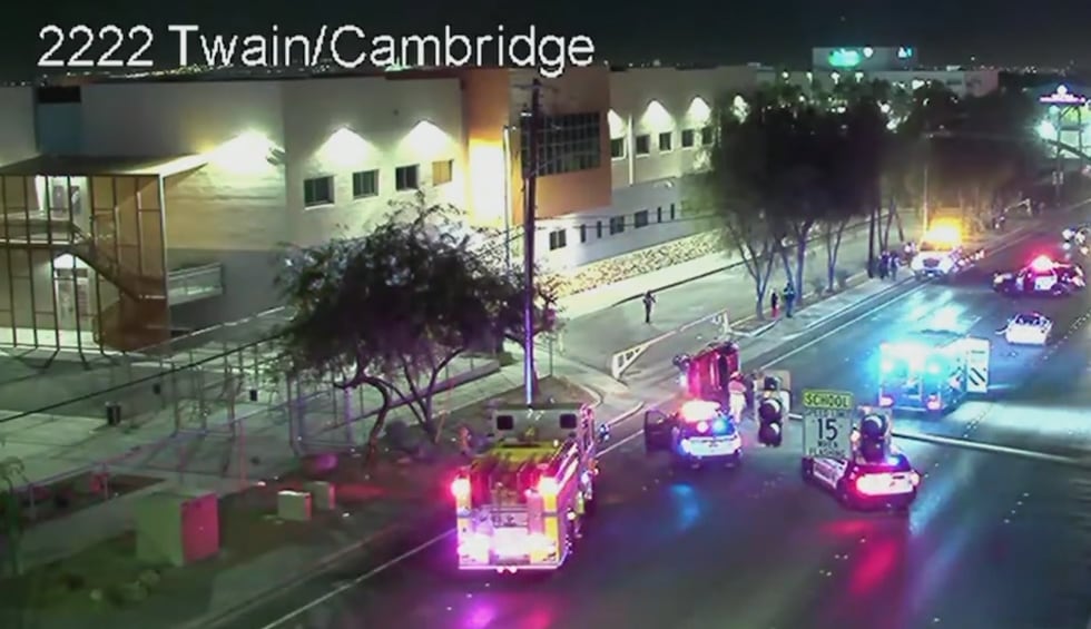 La policía metropolitana de Las Vegas está investigando un choque de tráfico en el que está...