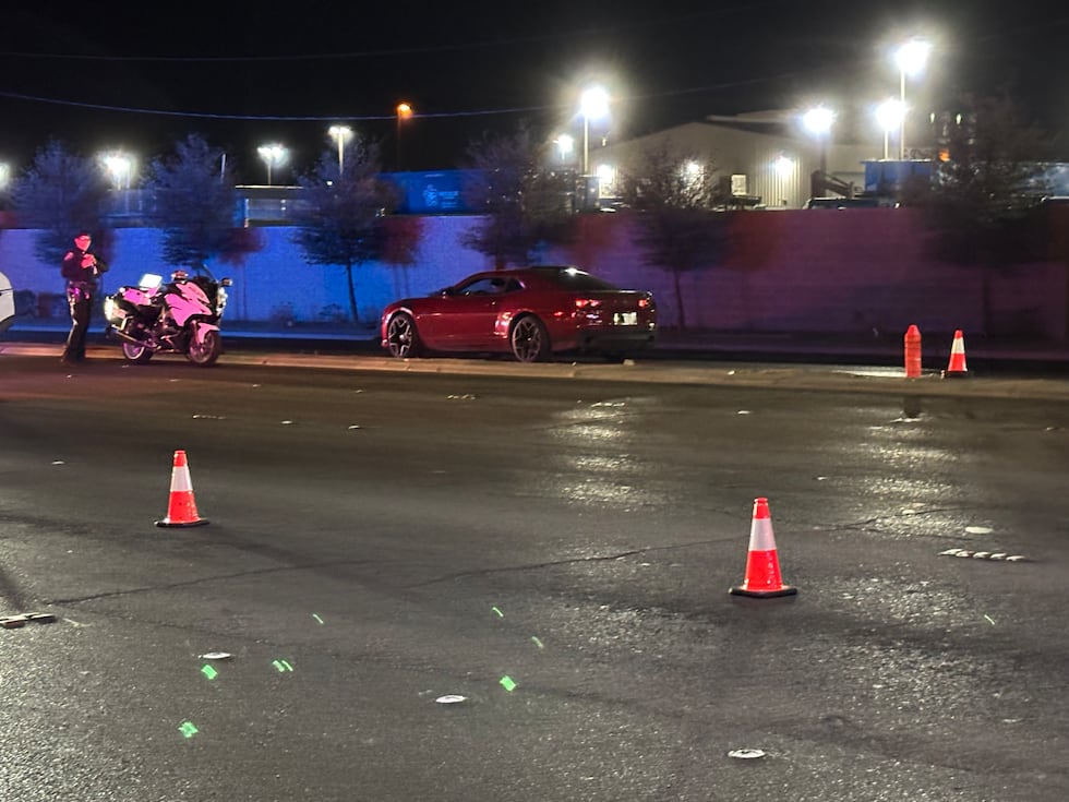 Un accidente está bloqueando todos los carriles de una intersección de North Las Vegas el...