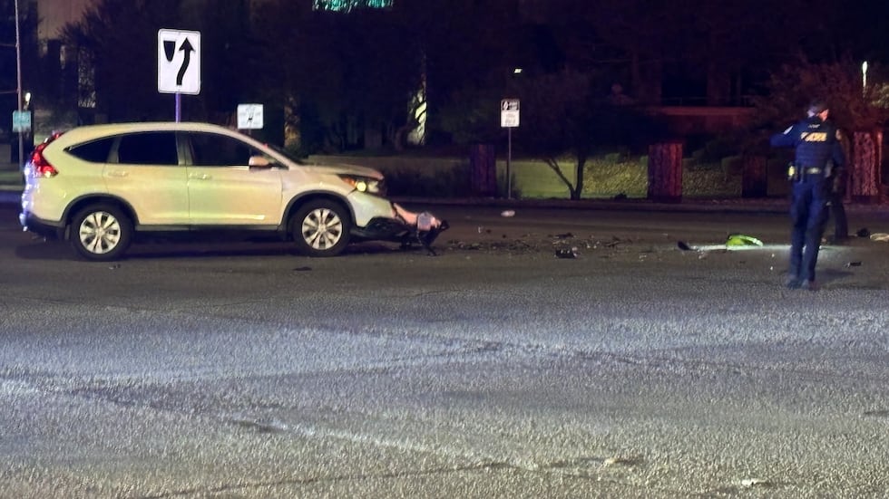 La policía de Las Vegas investiga un accidente de motocicleta que dejó al conductor en estado...