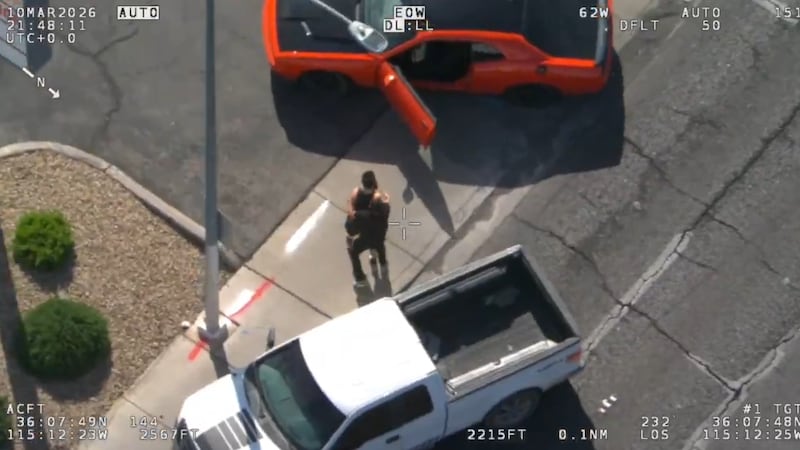 Ciudadanos ayudan a la policía de Las Vegas a realizar una detención tras persecución que...