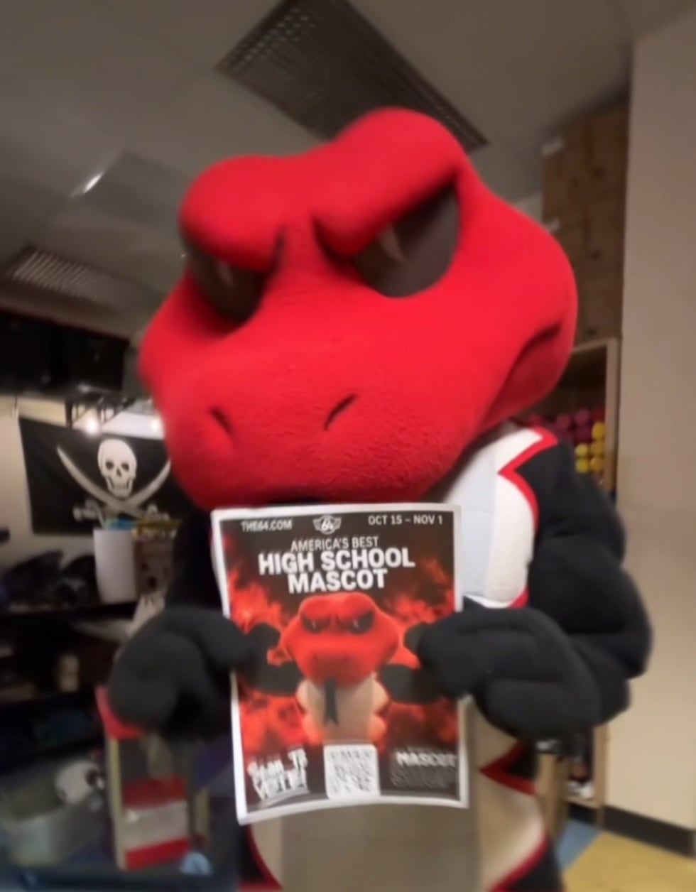 Conoce a Dusty, la serpiente de cascabel y mascota de la escuela secundaria Desert Oasis, que...