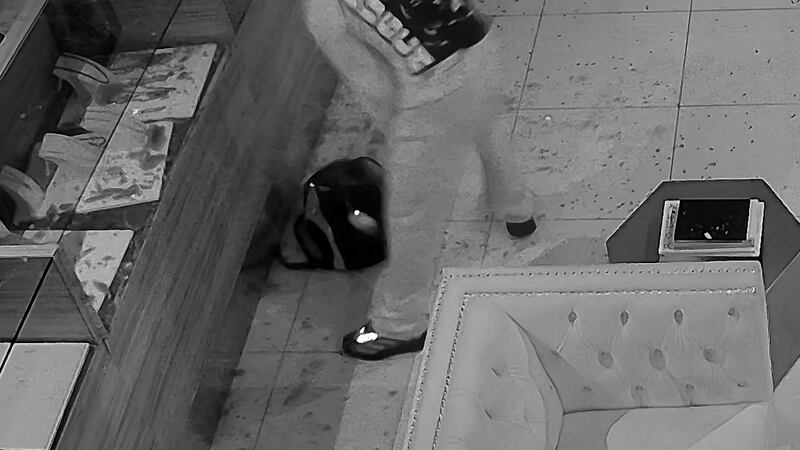 El video muestra a un ladrón dentro de Asset Appeal cerca de Flamingo y la 215