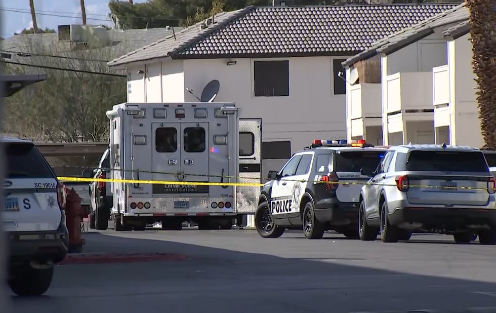 La Policía Metropolitana de Las Vegas investiga un tiroteo mortal entre dos compañeros de piso...