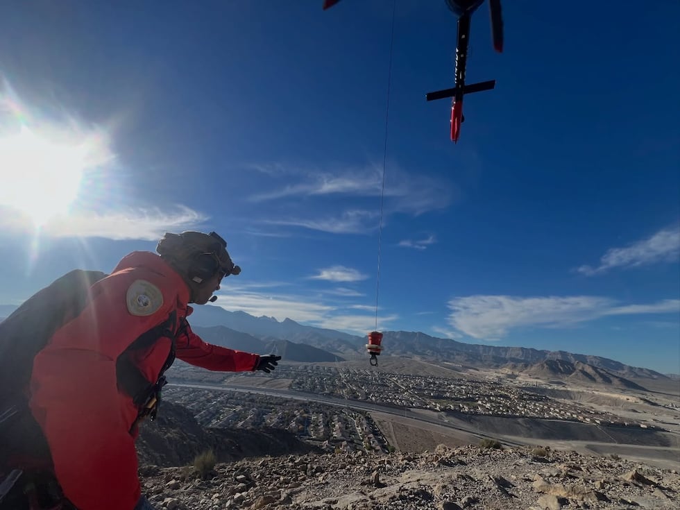 Los equipos de búsqueda y rescate salvaron a un excursionista que se rompió una pierna...