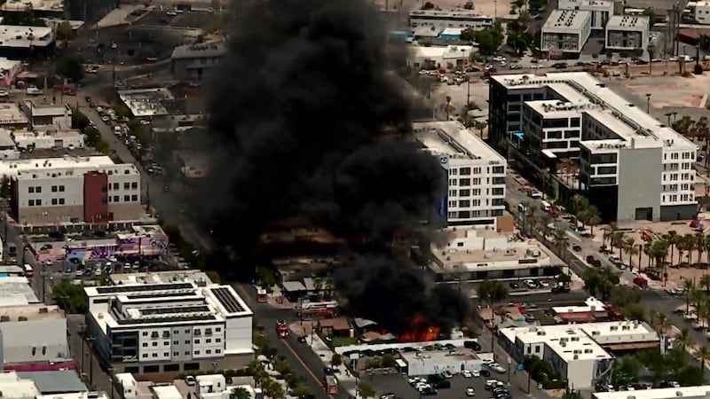 Bomberos de Las Vegas combaten un incendio estructural cerca del centro de la ciudad.