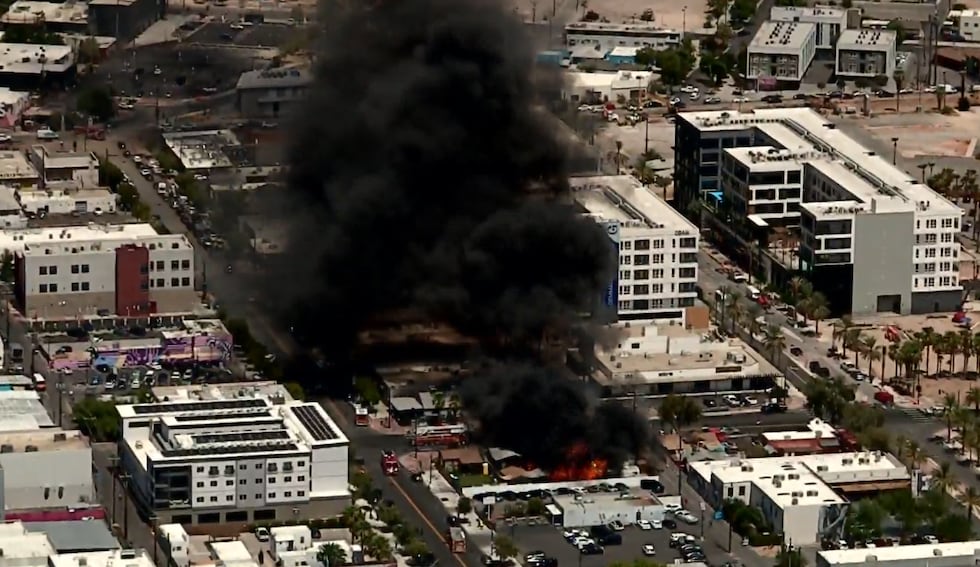 Bomberos de Las Vegas combaten un incendio estructural cerca del centro de la ciudad.