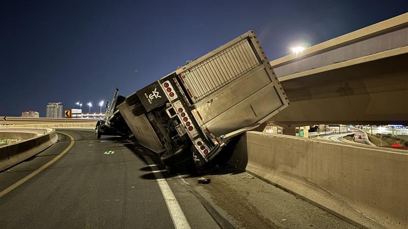 Un camión de remolque que transportaba 28 cabezas de ganado volcó el miércoles en el cruce de...