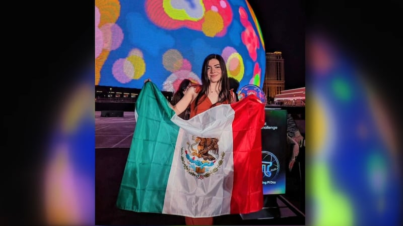 Una estudiante latina de la Universidad de Nevada, Las Vegas celebra un gran éxito tras ver su...