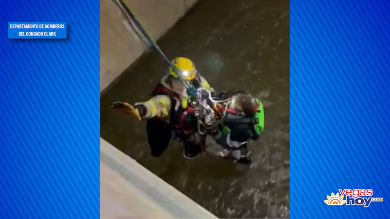 Bomberos del condado Clark rescatan a un hombre de un túnel de drenaje.