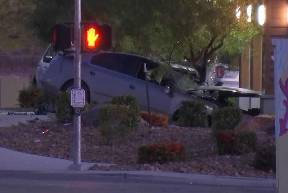 Un conductor resultó gravemente herido después de chocar con un poste de luz en el noroeste de...