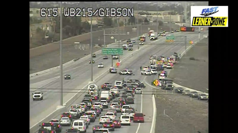 Un choque bloqueó todos los carriles de la carretera 215 en dirección oeste en Gibson Road el...
