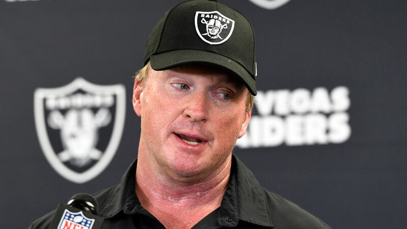 ARCHIVO - El entrenador de los Raiders de Las Vegas, Jon Gruden, habla con los medios después...