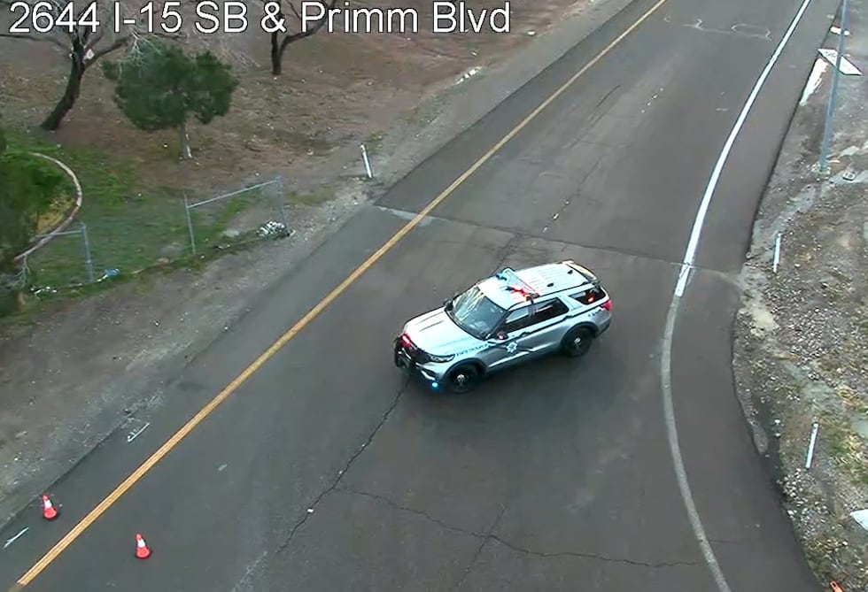 Las condiciones de nieve han cerrado los carriles en dirección sur de la I-15 en la frontera...