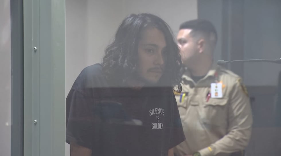 Una llamada al 911 capta forcejeos y disparos antes de que una mujer fuera hallada muerta,...