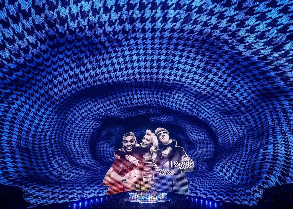 La banda da inicio a una serie de 18 conciertos que presenta canciones icónicas y una...