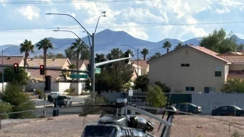 Un helicóptero estacionado cerca de Bermuda y Pebble, en Las Vegas, cuenta con el permiso del...