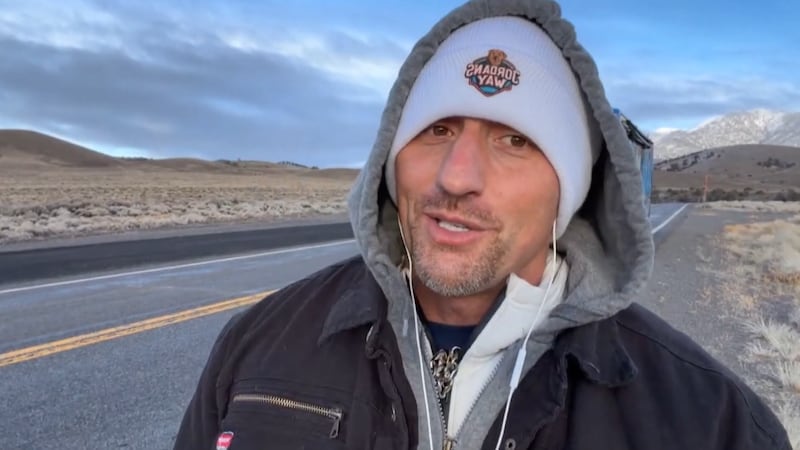 Un hombre está caminando 160 kilómetros a través de Nevada por la Carretera 50, conocida como...