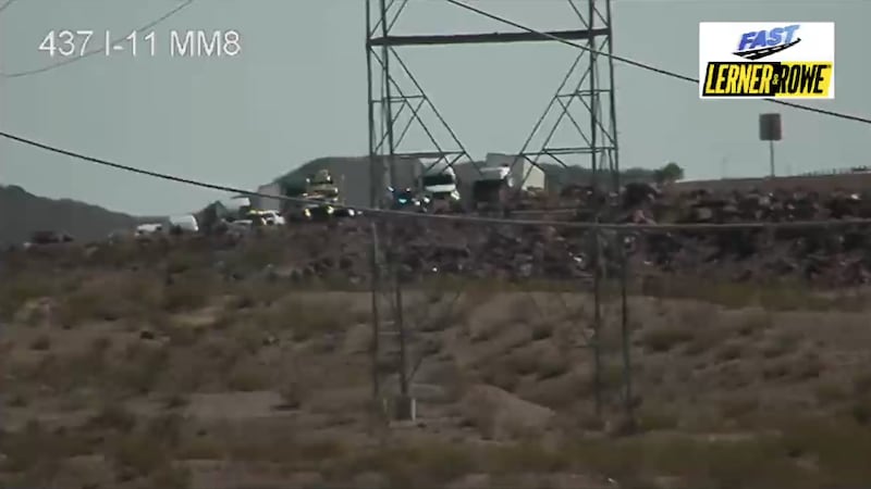 Un choque que involucró a tres camiones articulados provoca el cierre de la I-11 cerca de...
