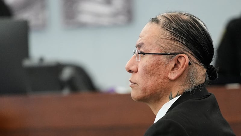 La sentencia de Nathan Chasing Horse, ex actor de “Bailando con Lobos”, se ha pospuesto para...