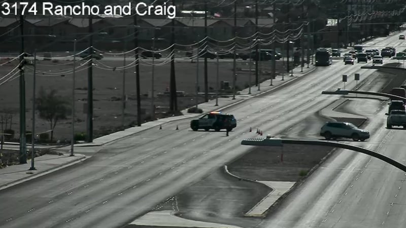 Actividad policial bloquea una intersección en el noroeste de Las Vegas.