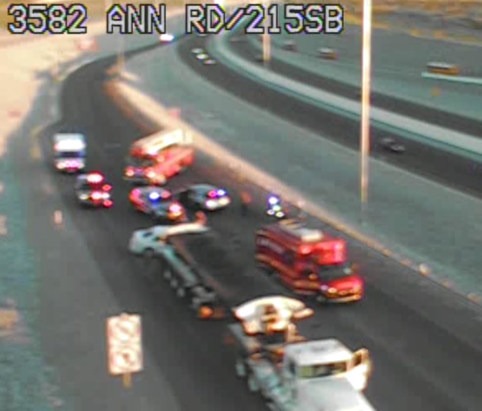 La Policía Estatal de Nevada está investigando un accidente mortal en 215 y Ann Road el...