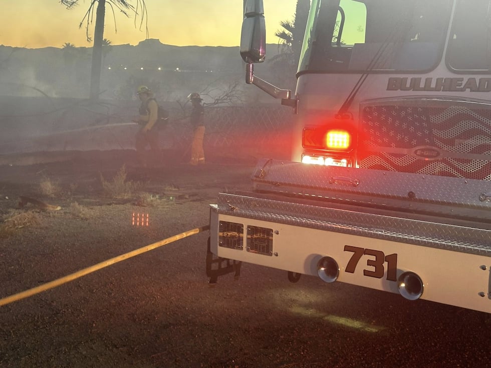 El Departamento de Bomberos de Bullhead City está respondiendo a un incendio de maleza en...