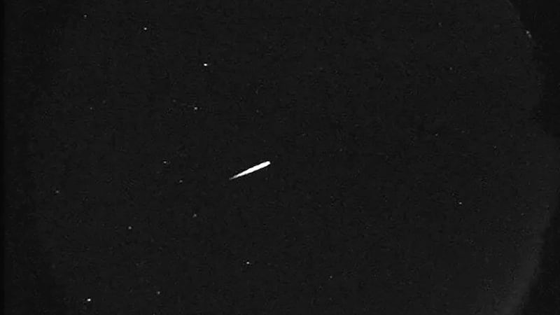 ARCHIVO – En la imagen, proporcionada por la NASA, aparece un meteoro de la lluvia de los...