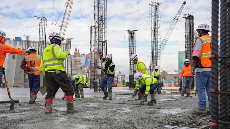 Los trabajadores comienzan a verter hormigón para la explanada inferior del estadio de los...