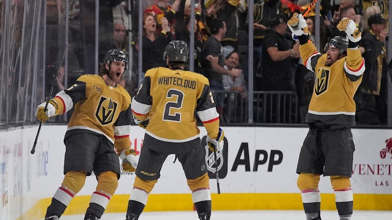 Noah Hanifin, defensa de los Vegas Golden Knights, a la izquierda, celebra tras anotar un gol...