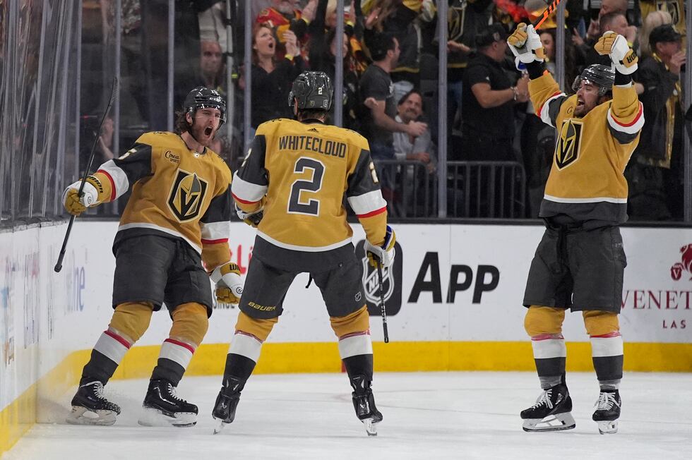 Noah Hanifin, defensa de los Vegas Golden Knights, a la izquierda, celebra tras anotar un gol...