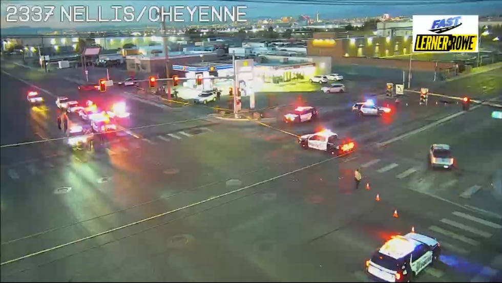 La Policía Metropolitana de Las Vegas está investigando un robo de vehículo que provocó una...