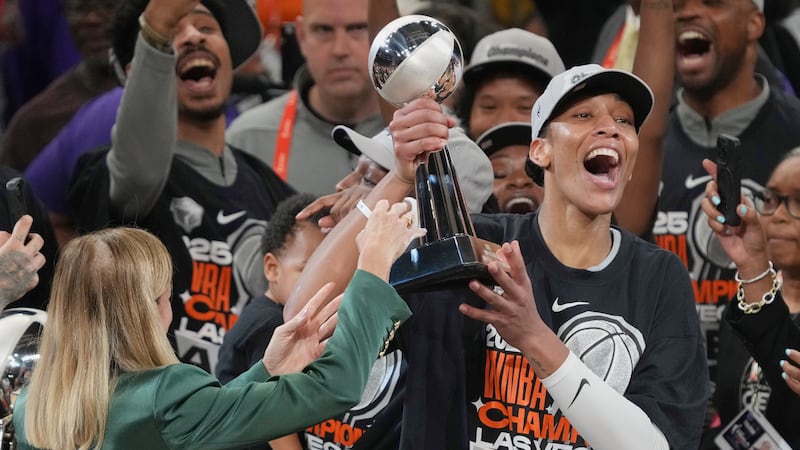 ARCHIVO - La jugadora de Las Vegas Aces A'ja Wilson, en el centro a la derecha sostiene su...