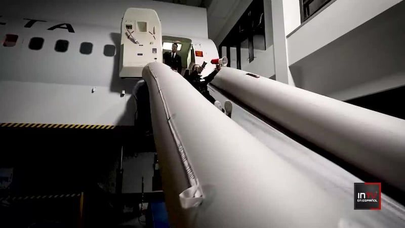 ¿Cómo se preparan los auxiliares de vuelo para una emergencia?