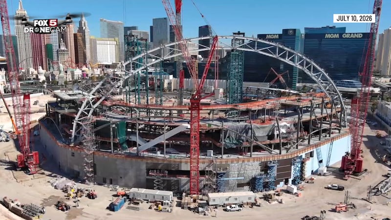 Una cámara de dron muestra los principales hitos en el sitio del estadio de los A's en Las Vegas.