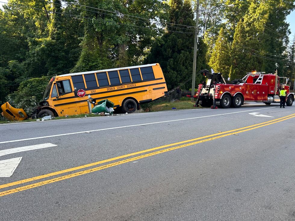 Un autobús del Condado de DeKalb sufrió un accidente en Stonecrest el martes por la mañana.