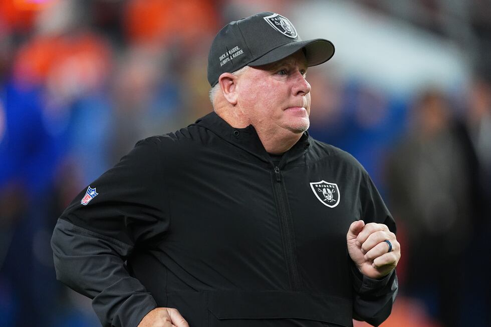ARCHIVO - Chip Kelly, coordinador ofensivo de los Eagles de Filadelfia, antes del partido de...