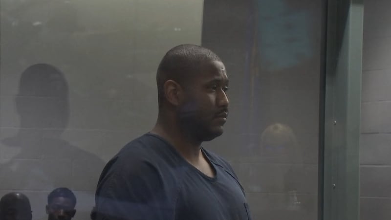 Juez de Las Vegas fija fianza para un subdirector acusado de abuso infantil.